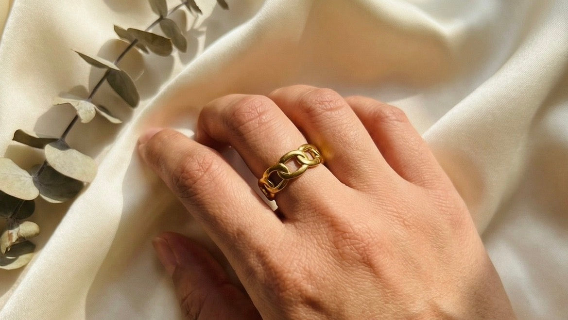 Geometric adjustable ring